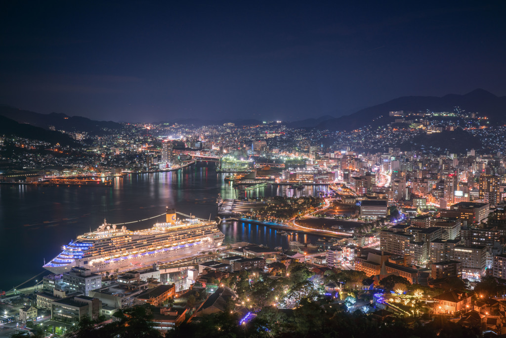 豪華客船と長崎の夜景