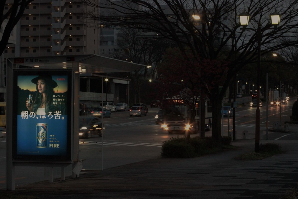 バス停、日暮れ