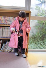 ピンクコートのお兄さん、図書館に行く
