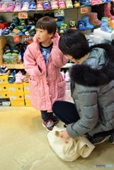 ピンクコートのお兄さん、靴を買う