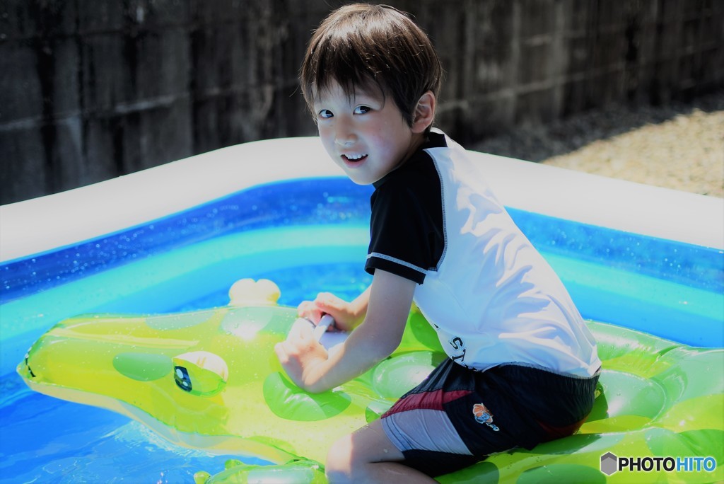ワニに乗った少年♪