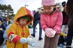 初めての雪に興味深々