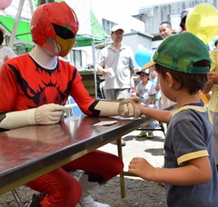 憧れのヒーローと握手