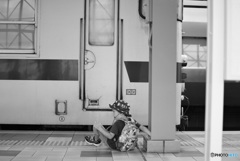 ホームでは座らないでくださ～い。