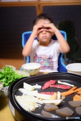 どうだ、肉は焼けたか～♪