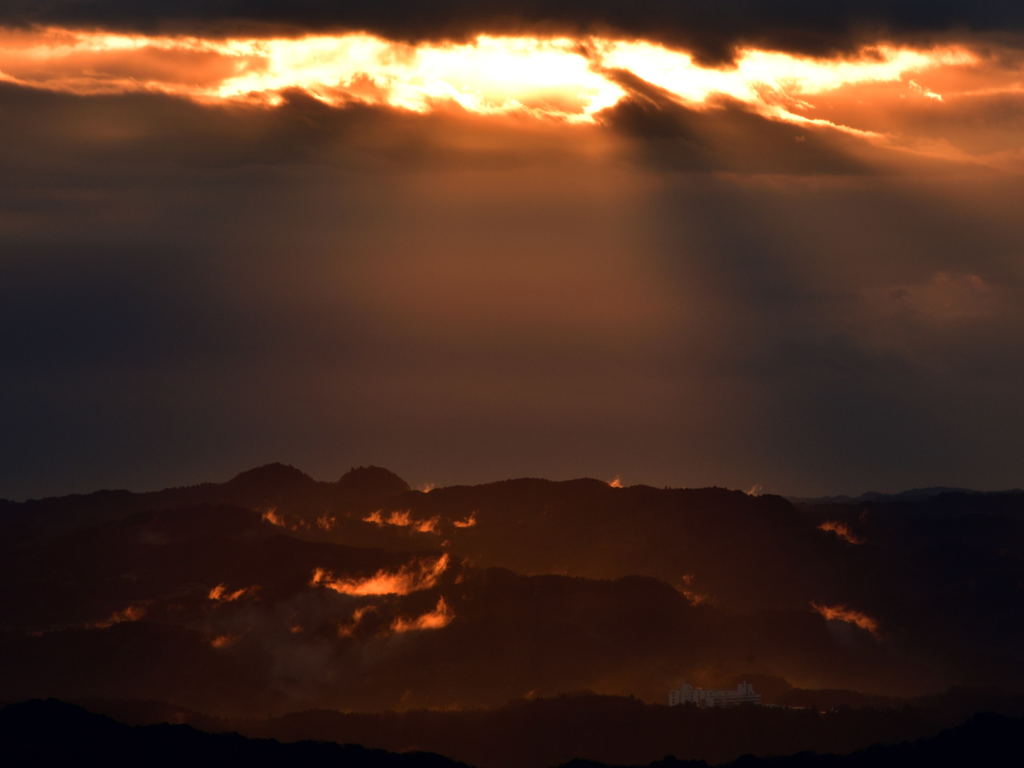 灼ける山