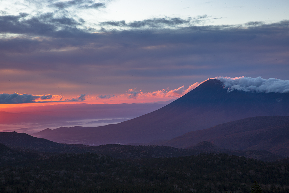 朝陽を浴びる山