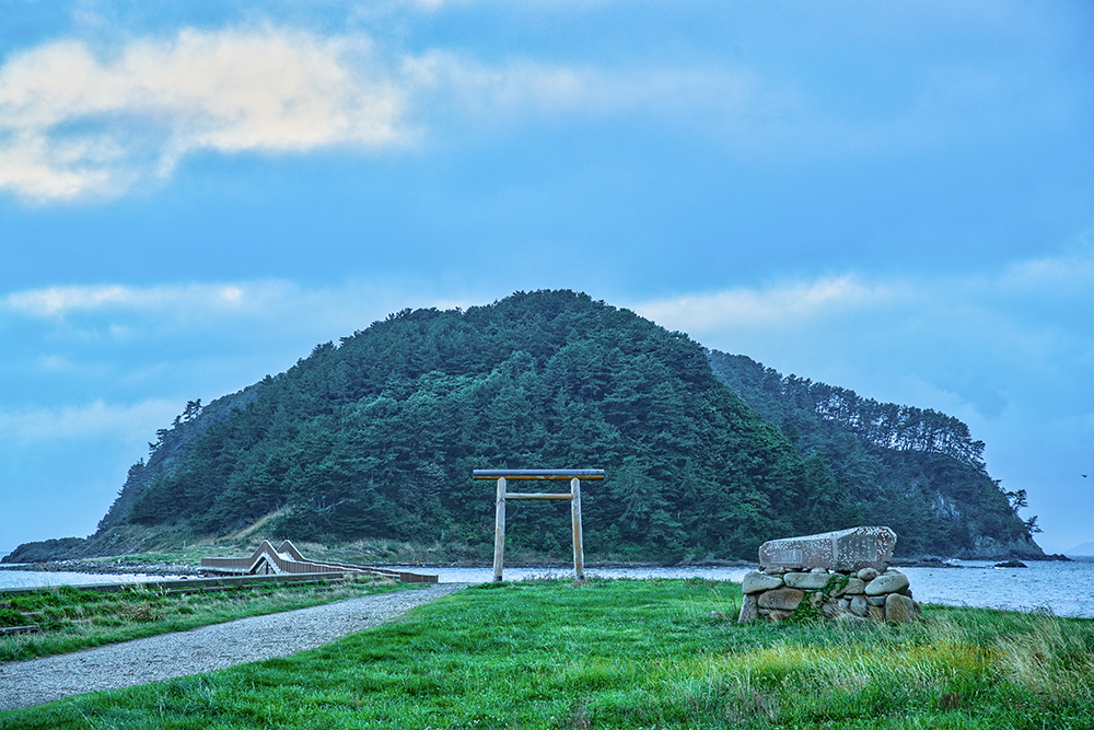 鳥居と島