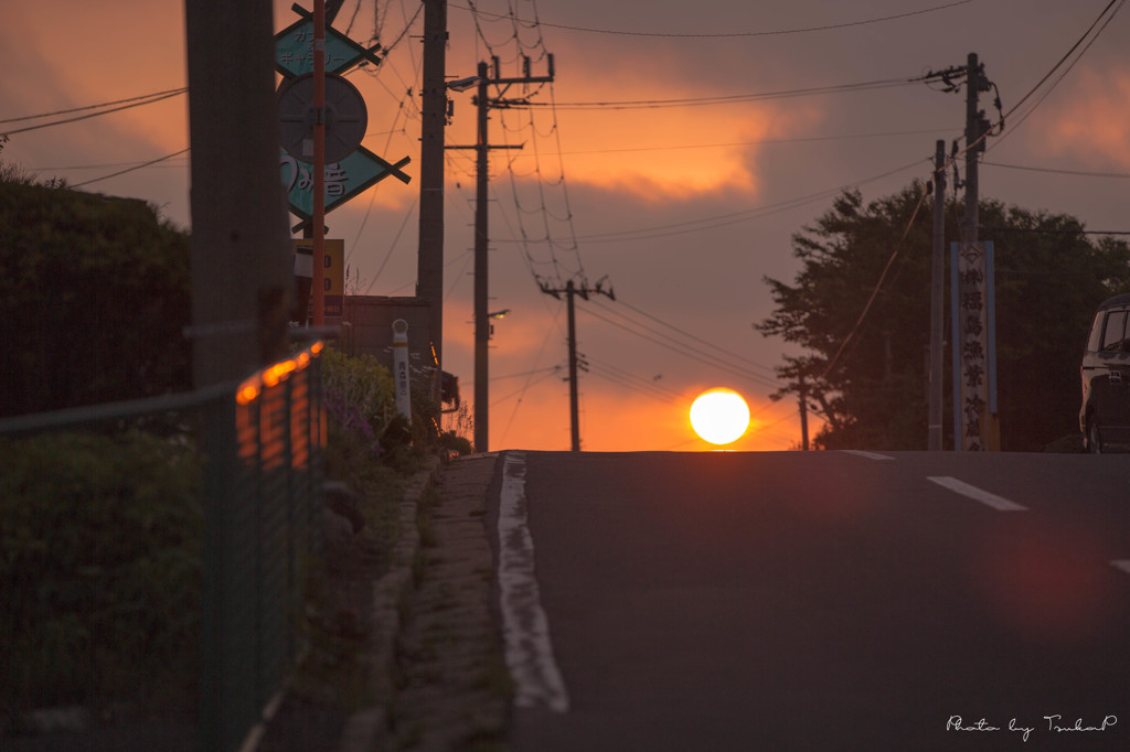朝日が昇る道