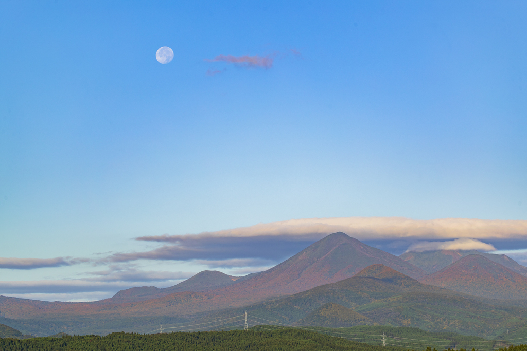 月と山