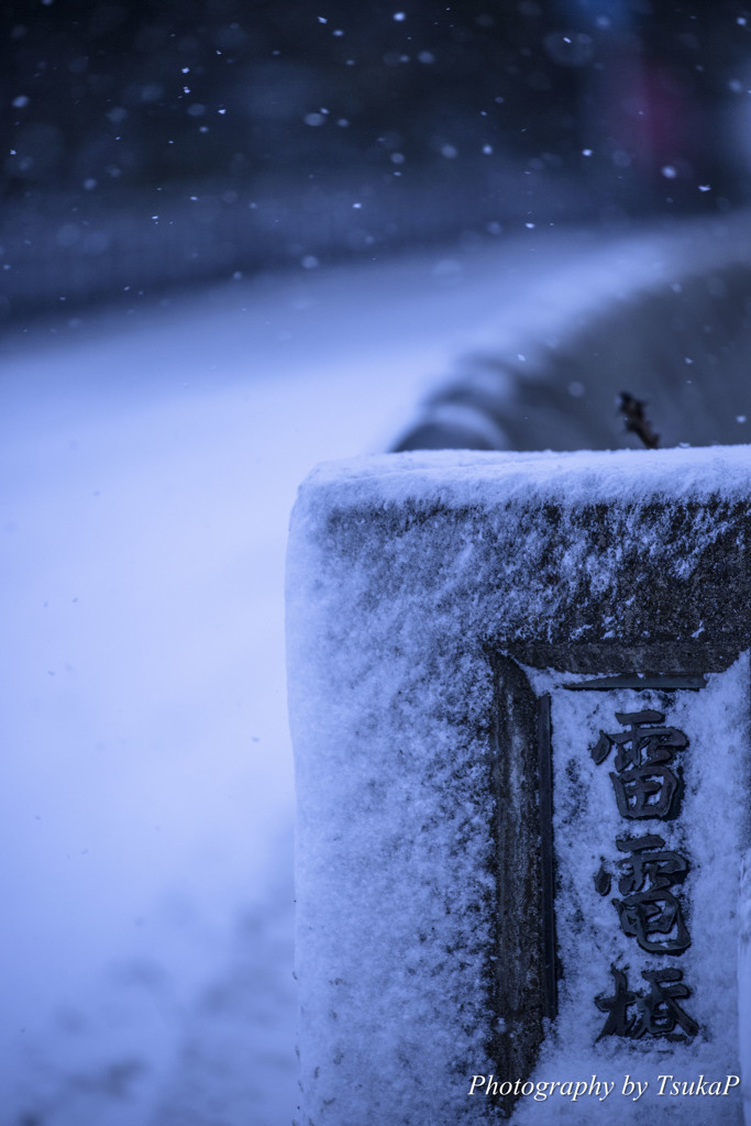 粉雪が舞い散る橋