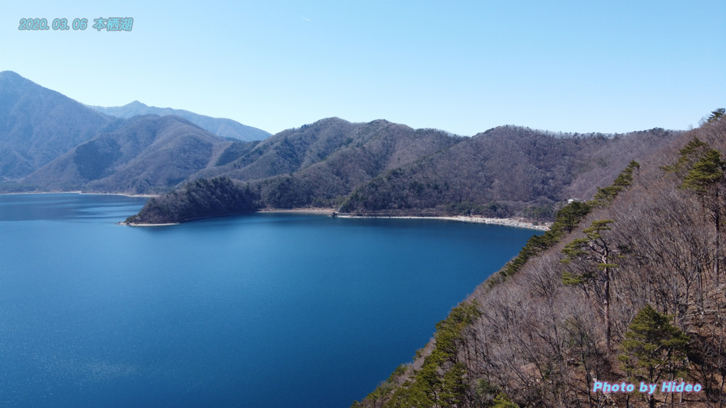 コバルト色の本栖湖