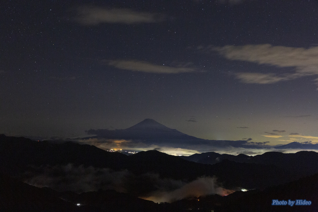 夜空に浮かぶ富士山