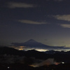 夜空に浮かぶ富士山