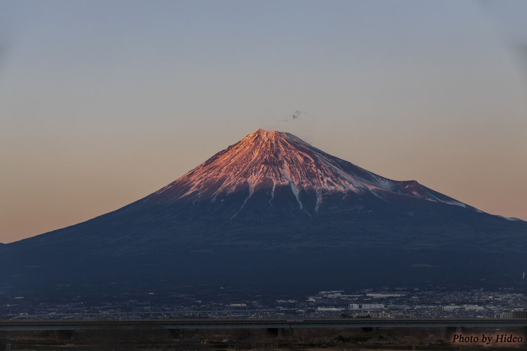 夕日に染まる富士山