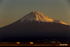 朝焼けの富士山（富士川河口にて）