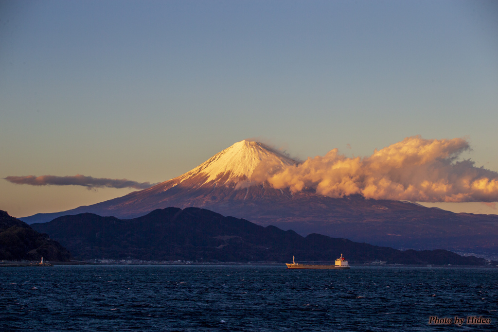 夕日に染まる富士山