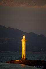 夕陽に染まる灯台