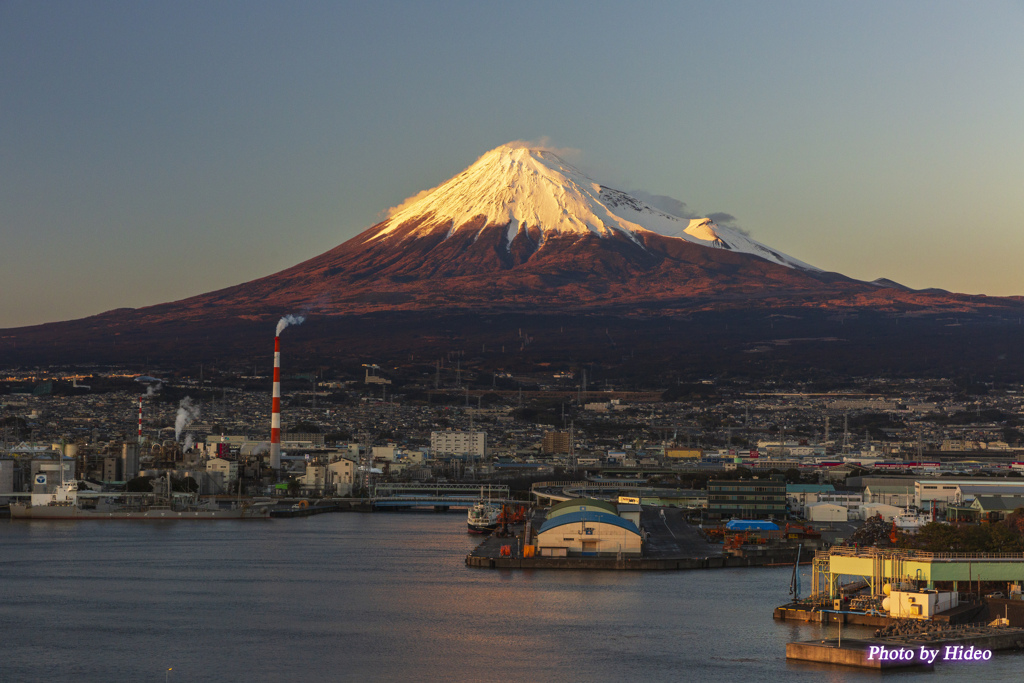 田子の浦より日没の富士山