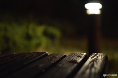 夜のベンチ