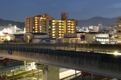 夜の道路と住宅