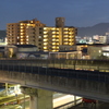 夜の道路と住宅