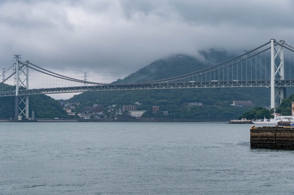 雨に煙る関門海峡