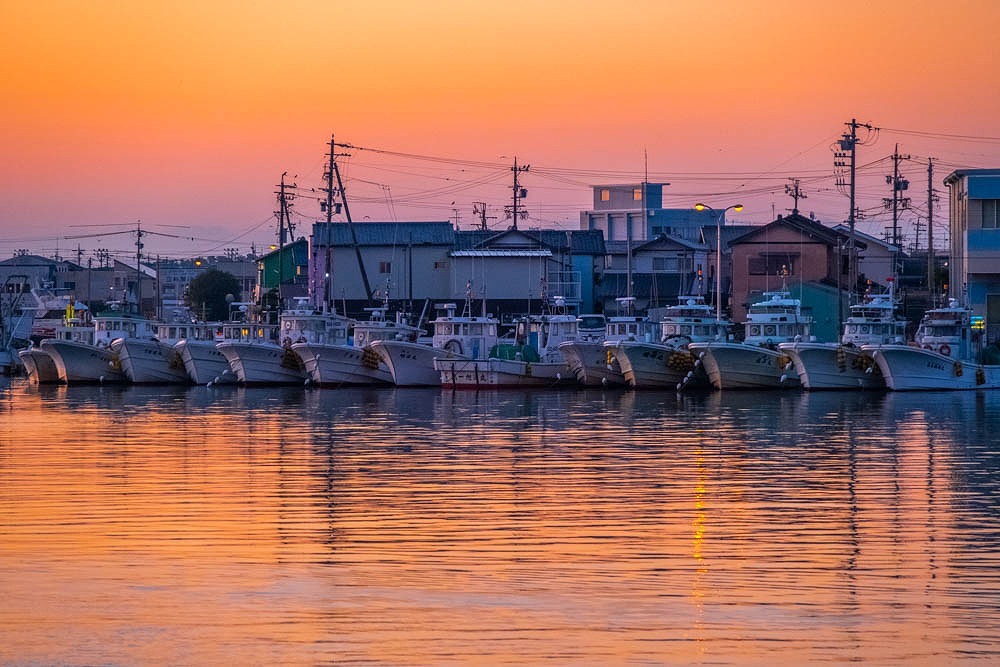 漁師町の夜明け