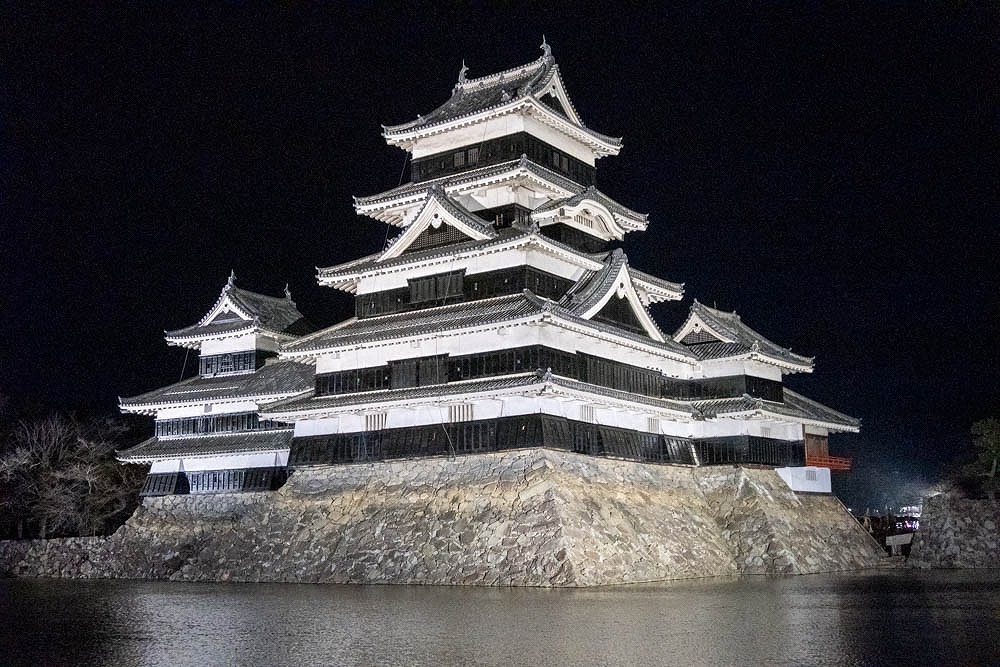 夜の松本城