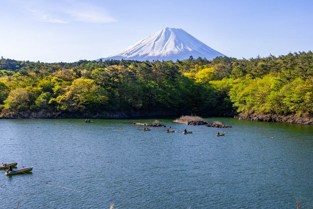 精進湖と富士山