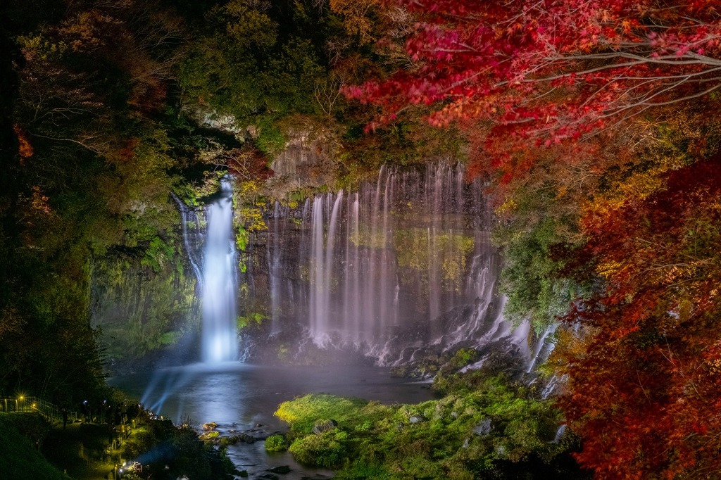 紅葉の白糸の滝（１）