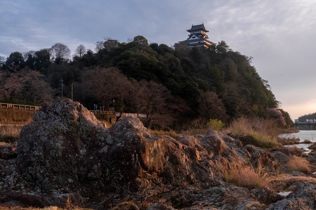 夕暮れの犬山城（１）