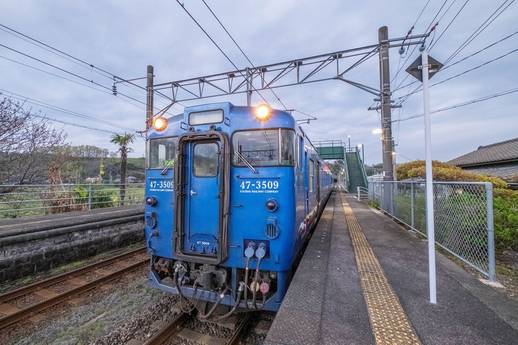 夜明けの肥前七浦駅（２）
