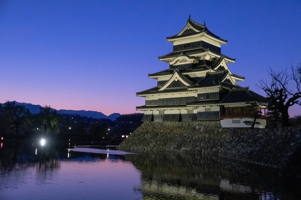 夕暮れの松本城（10）