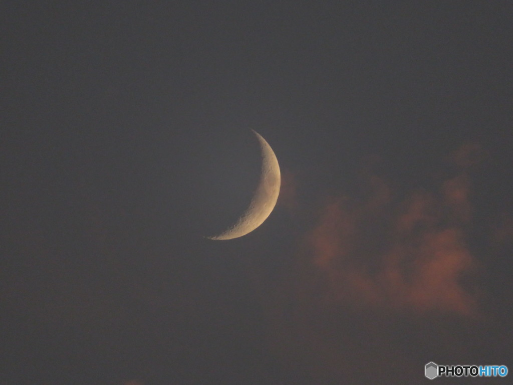 夕焼け空に浮かぶ三日月
