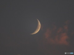 夕焼け空に浮かぶ三日月