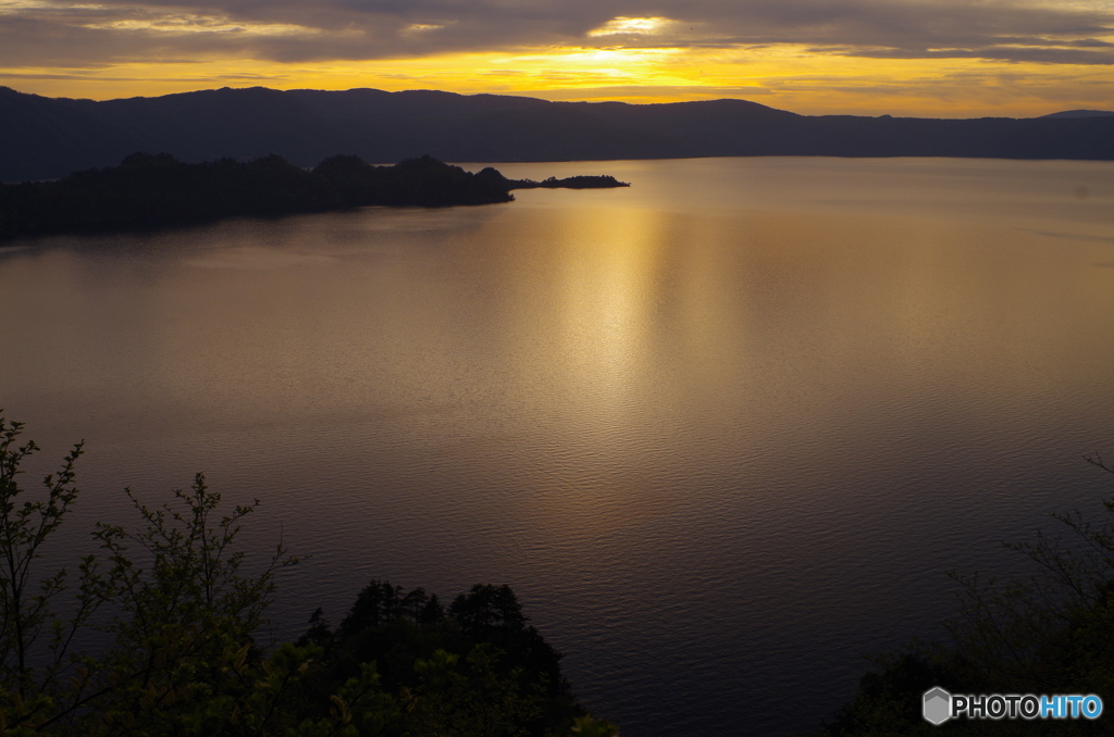 夕暮れの十和田湖