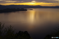 夕暮れの十和田湖