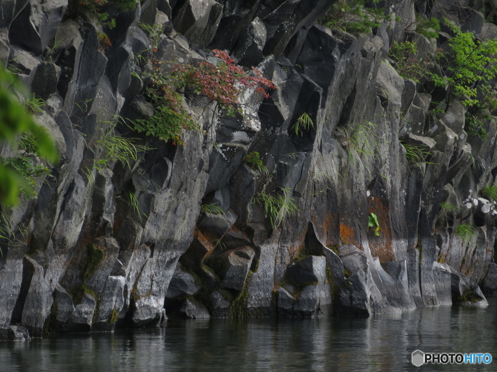 水辺の岩肌