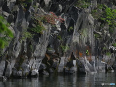 水辺の岩肌