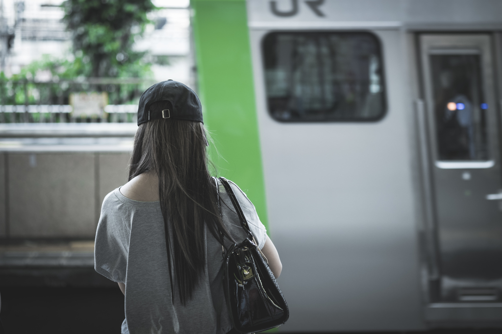 女性　ホーム　急げ山手線！