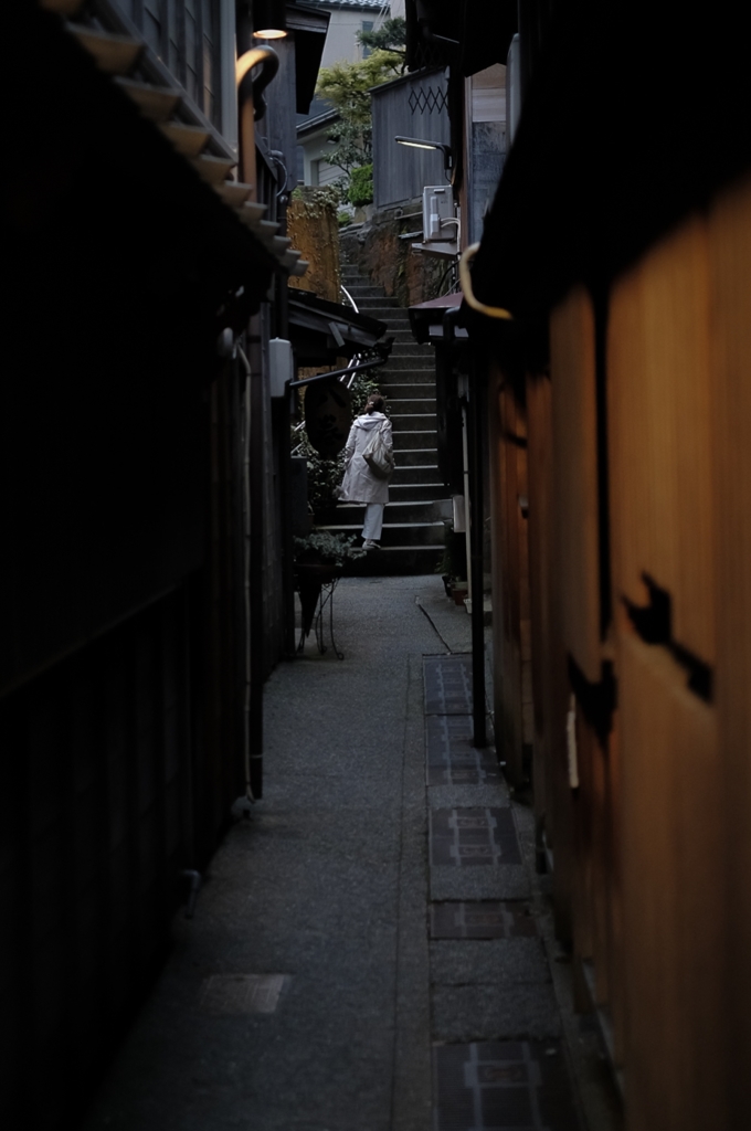 古都　階段路地　女性