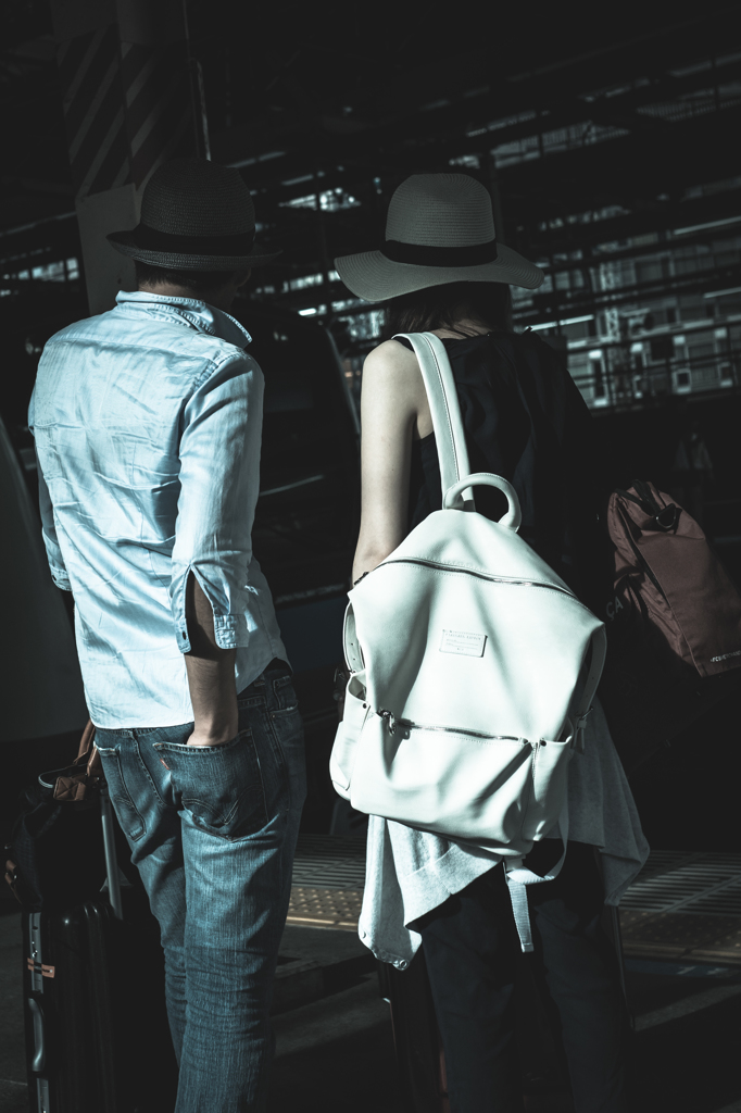 休日　カップル　帰路