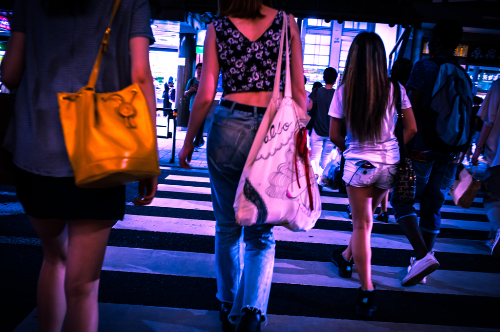 街　夕闇　駅前歩道