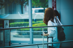 街中　カメラ女子　駅前にて