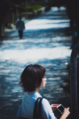 街中　女子旅　スマホ撮影中