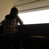 カフェ　女性　待ち