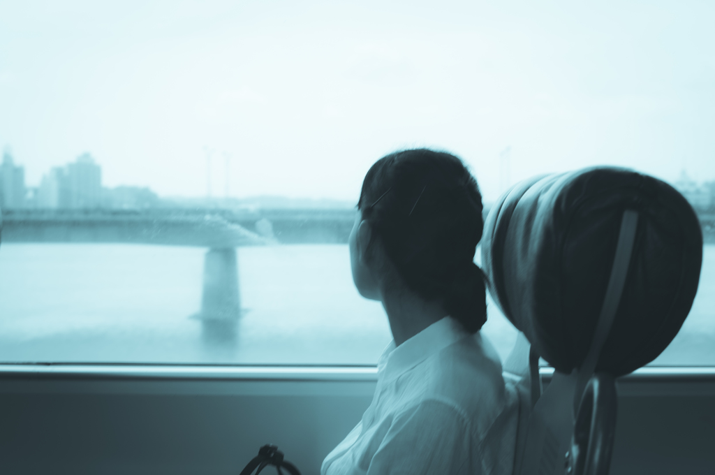 女性　里帰り　鉄橋