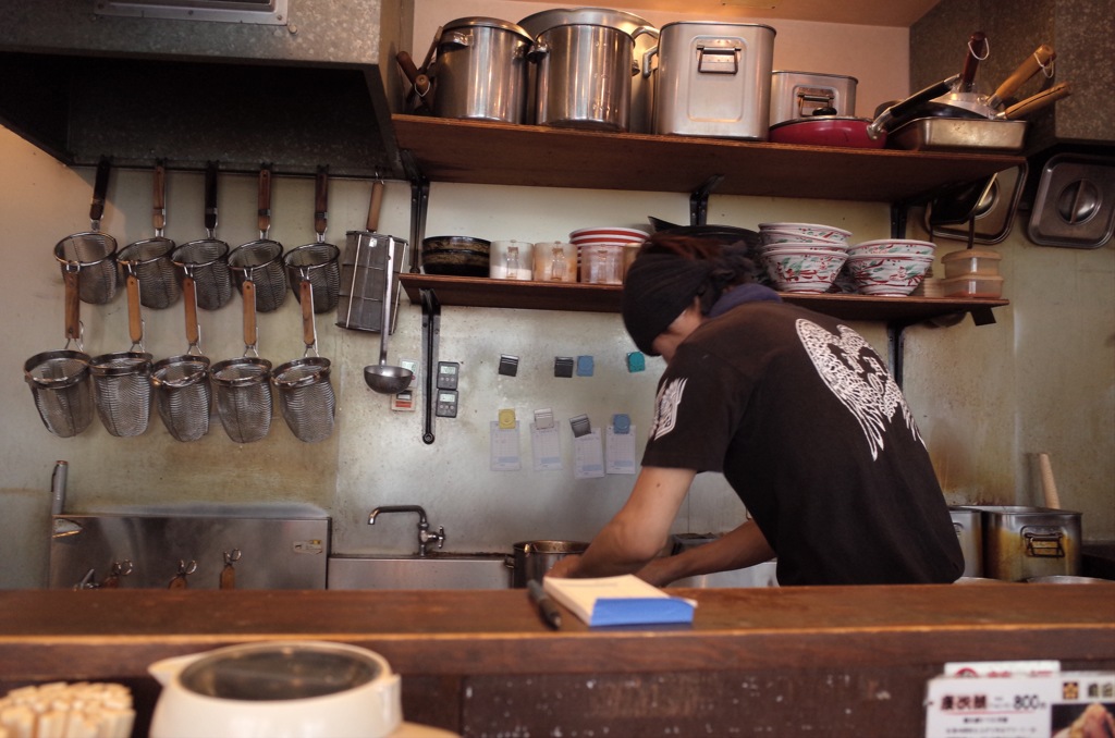 拉麺 カウンター 若人