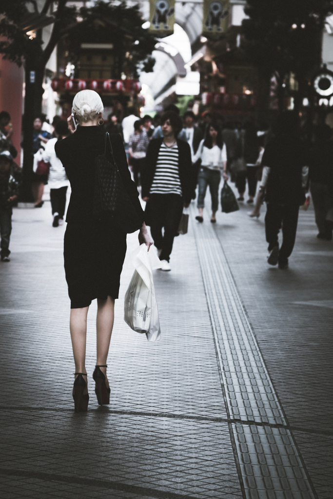 女性　アーケード　祭り前夕
